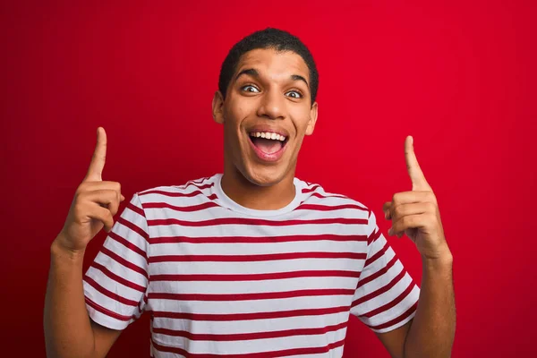 Jovem Bonito Árabe Homem Vestindo Listrado Shirt Sobre Isolado Vermelho — Fotografia de Stock