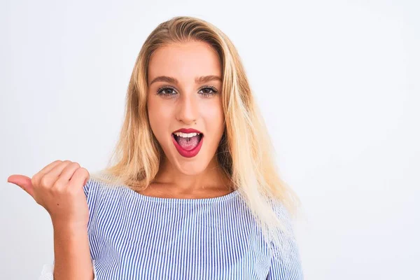 Ung Vakker Kvinne Med Elegant Blå Skjorte Som Står Isolert – stockfoto