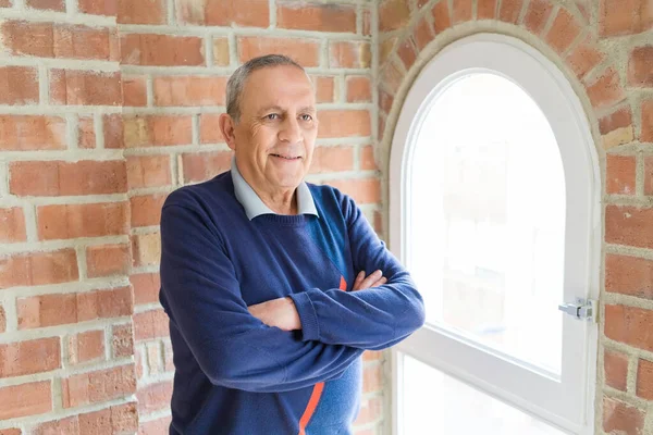 Bonito homem de meia idade sênior sorrindo alegre, feliz e possua — Fotografia de Stock