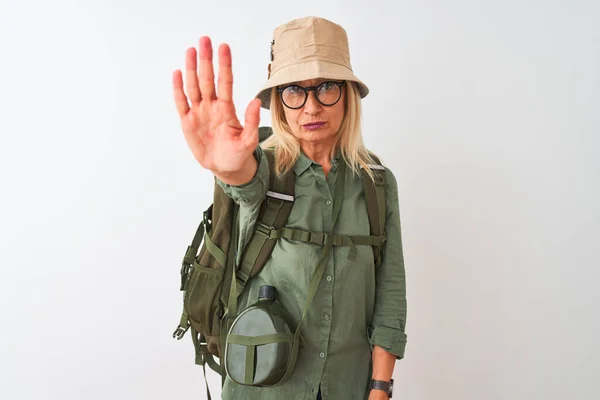 Wanderin Mittleren Alters Mit Rucksackmütze Und Kantinenbrille Über Isoliertem Weißem — Stockfoto