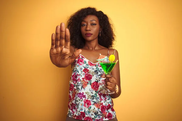 Junge Afrikanisch Amerikanische Frau Trinkt Cocktail Vor Isoliertem Gelben Hintergrund — Stockfoto