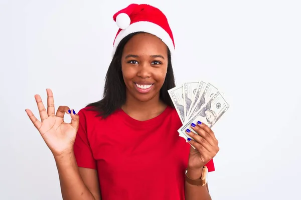 Jovem Afro Americana Vestindo Chapéu Natal Segurando Monte Notas Dólares — Fotografia de Stock
