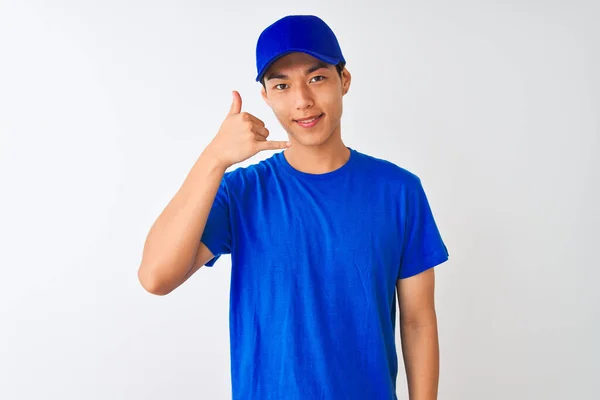 티셔츠를 모자를 중국인 딜버리맨 손가락으로 통화를 것처럼 몸짓을 — 스톡 사진