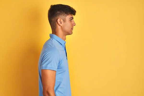 Hombre Indio Joven Con Polo Azul Pie Sobre Fondo Amarillo — Foto de Stock