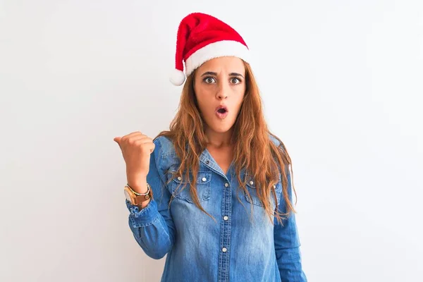 Joven Hermosa Pelirroja Con Sombrero Navidad Sobre Fondo Aislado Sorprendido —  Fotos de Stock