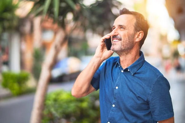 Hombre Negocios Guapo Mediana Edad Pie Calle Hablando Teléfono Inteligente — Foto de Stock