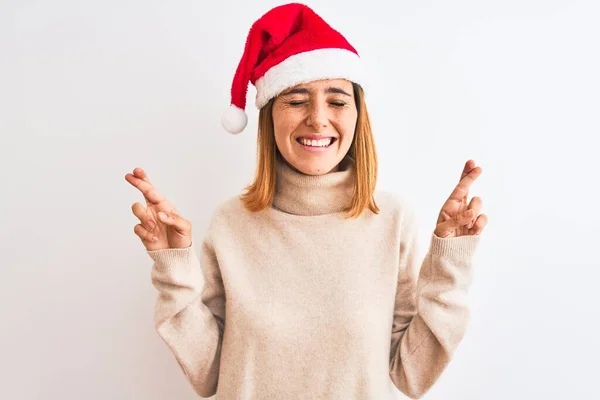 Hermosa Mujer Pelirroja Con Sombrero Navidad Sobre Fondo Aislado Gesto —  Fotos de Stock