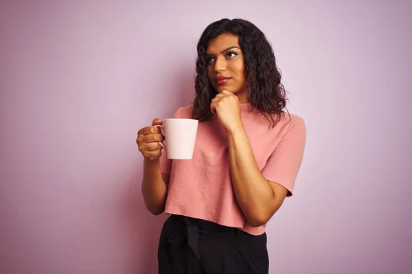 Transzszexuális Transznemű Iszik Csésze Kávét Izolált Rózsaszín Háttér Komoly Arc — Stock Fotó
