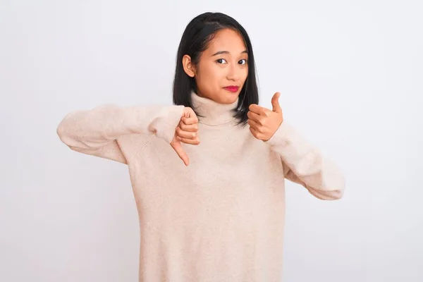 Jovem Chinesa Vestindo Camisola Gola Alta Sobre Fundo Branco Isolado — Fotografia de Stock