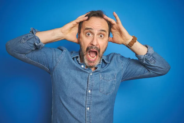 Hombre Mayor Guapo Mediana Edad Con Pelo Gris Sobre Fondo —  Fotos de Stock