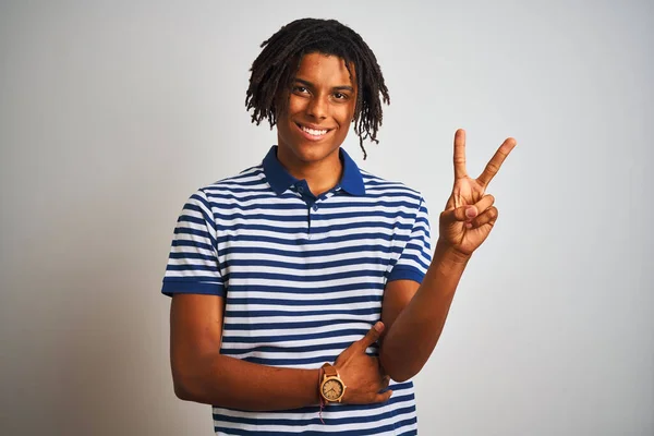 Homem Afro Com Dreadlocks Vestindo Pólo Azul Listrado Sobre Fundo — Fotografia de Stock