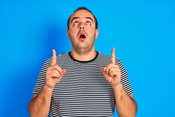 Jeune Homme Portant Rayé Marine Shirt Debout Sur Fond Bleu — Photo