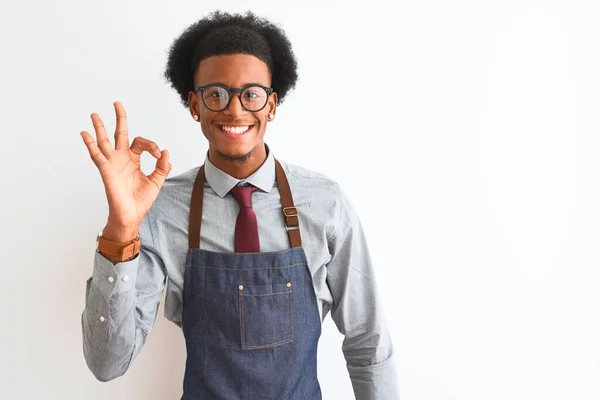 Ung Afrikansk Amerikansk Butiksägare Man Bär Förkläde Glasögon Över Isolerade — Stockfoto