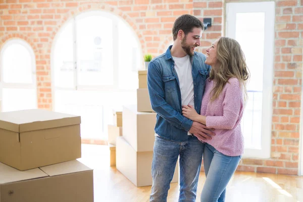 Young Beautiful Couple Looking Happy Together Moving New Home — Stock Photo, Image