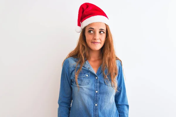 Joven Hermosa Pelirroja Con Sombrero Navidad Sobre Fondo Aislado Sonriendo — Foto de Stock