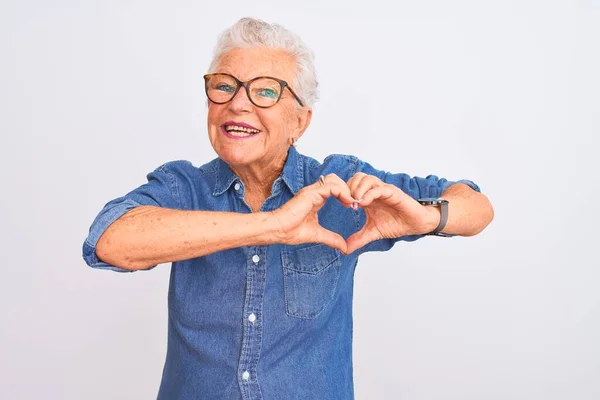 Senior Mujer Pelo Gris Con Camisa Mezclilla Gafas Sobre Fondo — Foto de Stock