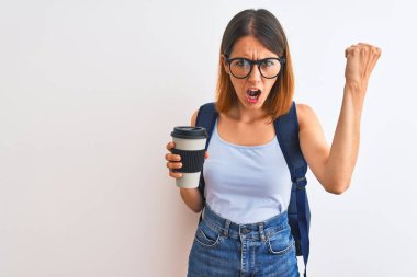 Güzel, kızıl saçlı, sırt çantası takan ve içki içen bir kadın. Kahveyi alıp götürüyor. Öfkeyle bağırıyor, sinirleniyor, çıldırıyor ve bağırıyor.