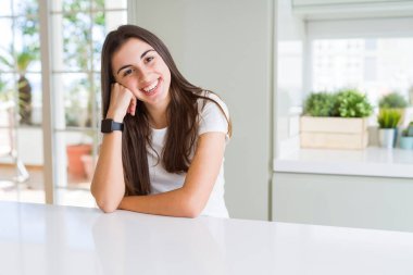 Güzel genç esmer kadın gülümseyen neşeli görünümlü