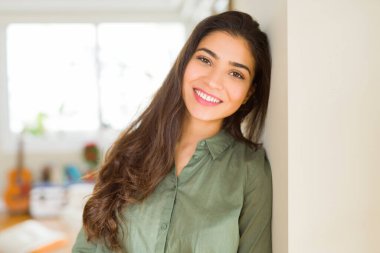 Güzel esmer kadın neşeli, mutlu ve POS görünümlü gülümseyen