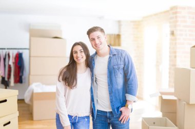 Güzel genç çift yeni bir eve hareket, yeni APA ayakta