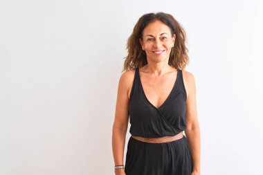 Yüzünde mutlu ve havalı bir gülümseme olan, izole edilmiş beyaz arka planda duran, siyah, sıradan bir elbise giyen orta yaşlı bir kadın. Şanslı kişi..