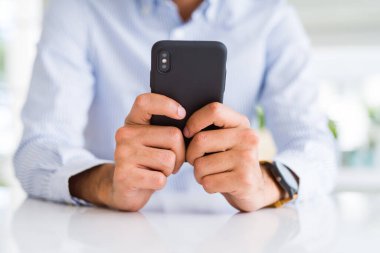 Akıllı Telefon Kullanan Adam 'ın Kapanışı 