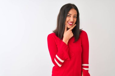 İzole edilmiş beyaz arka planda duran kırmızı elbiseli genç ve güzel Çinli kadın kameraya kollarını kavuşturup, elleriyle çenesini kaldırarak gülümsüyor. Olumlu düşünüyorum..