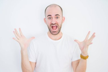 Beyazlar içinde genç ve kel bir adam çılgın ve başarıyı kollarını kaldırıp heyecanla haykırarak kutluyor. Kazanan konsept