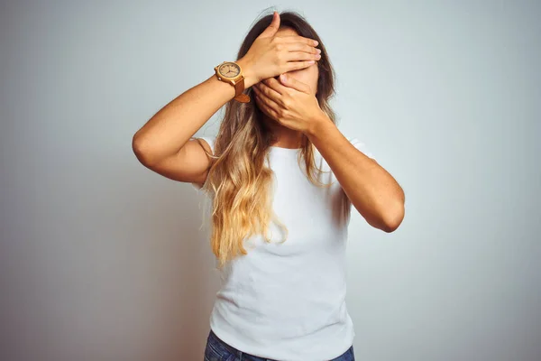 Jovem Mulher Bonita Vestindo Casual Shirt Branca Sobre Fundo Isolado — Fotografia de Stock