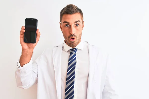 Giovane Scienziato Uomo Mostrando Schermo Smartphone Sfondo Isolato Spaventato Stato — Foto Stock