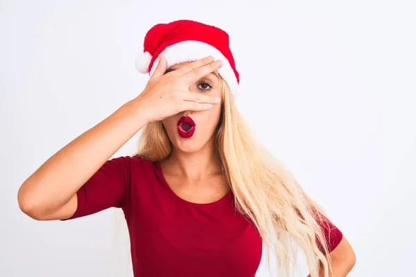 Jonge Mooie Vrouw Dragen Kerstman Hoed Geïsoleerde Witte Achtergrond Gluren — Stockfoto