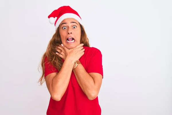 孤立した背景叫びと窒息の上にクリスマスの帽子を身に着けている中年の成熟した女性は痛みを伴う奇妙なので 健康上の問題窒息と自殺の概念 — ストック写真