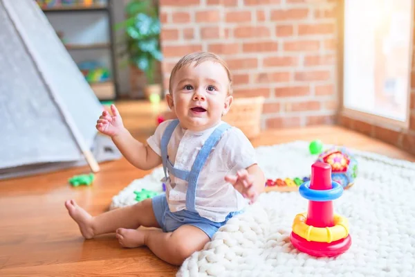 Schönes Kleinkind Das Auf Der Decke Sitzt Und Kindergarten Lächelt — Stockfoto