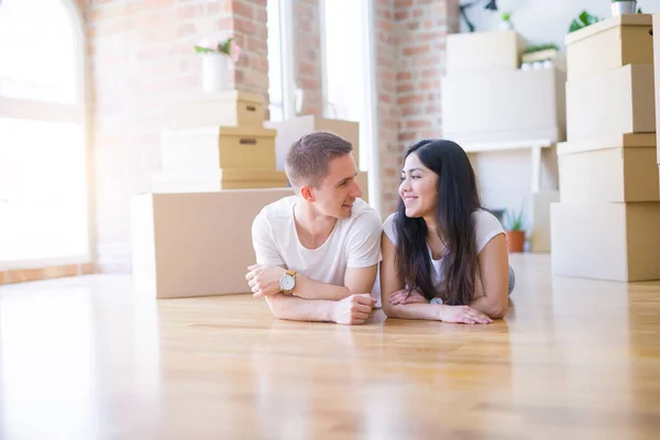 Junges Schönes Paar Legt Sich Neuen Zuhause Auf Kartons — Stockfoto