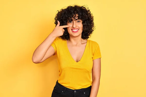 Ung Arabiska Kvinna Med Lockigt Hår Bär Shirt Stående Över — Stockfoto