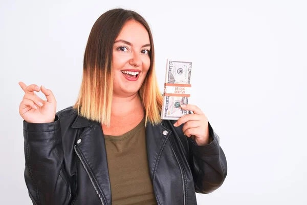 Junge Schöne Frau Hält Dollars Vor Isoliertem Weißen Hintergrund Und — Stockfoto