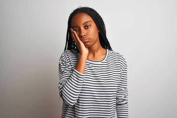 Mladá Africká Americká Žena Nosí Pruhované Tričko Stojící Nad Izolovaným — Stock fotografie