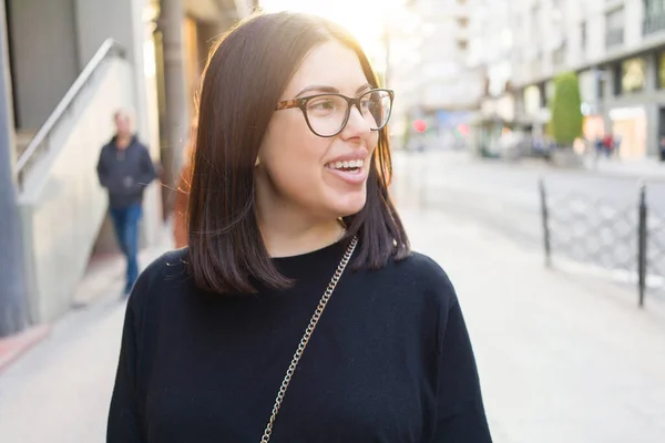 Belle Jeune Femme Brune Souriante Excitée Marchant Dans Les Rues — Photo