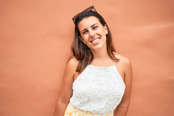Beautiful Girl Leaning Orange Wall Young Friendly Woman Smiling Happy — Stock Photo, Image