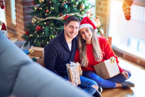 Junges Schönes Paar Das Glücklich Und Zuversichtlich Lächelt Auf Dem — Stockfoto