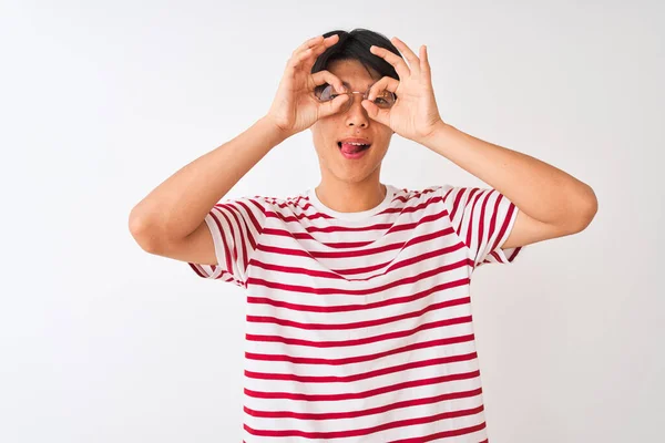 Joven Hombre Chino Con Gafas Camiseta Rayas Pie Sobre Fondo — Foto de Stock