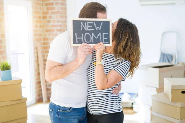 Middelbare Leeftijd Senior Paar Verhuizen Naar Een Nieuw Huis Glimlachend — Stockfoto