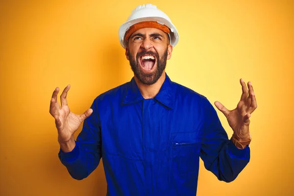 Bonito Trabalhador Indiano Vestindo Uniforme Capacete Sobre Fundo Amarelo Isolado — Fotografia de Stock