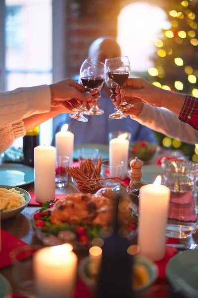 美しい家族の笑顔幸せと自信 自宅でクリスマスを祝うワインのカップでロースト七面鳥とトーストを食べる — ストック写真