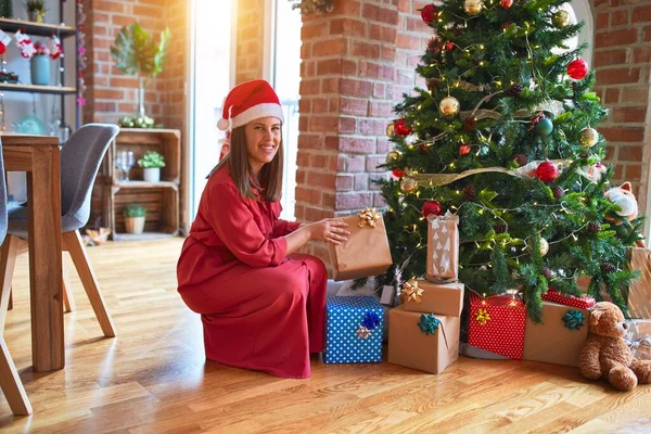 Joven Hermosa Mujer Pie Con Cara Feliz Recoger Regalo Debajo —  Fotos de Stock