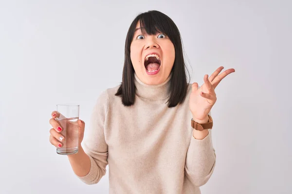 Genç Güzel Çinli Kadın Izole Beyaz Arka Plan Üzerinde Bardağı — Stok fotoğraf