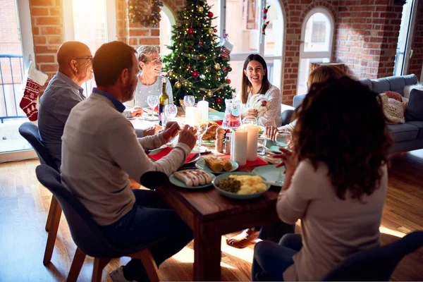 Famiglia Amici Cenano Casa Festeggiando Vigilia Natale Con Cibo Tradizionale — Foto Stock