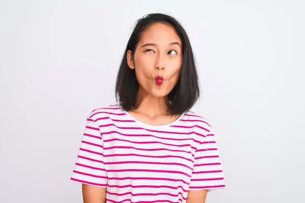 Ung Kinesisk Kvinna Bär Randig Shirt Stående Över Isolerad Vit — Stockfoto