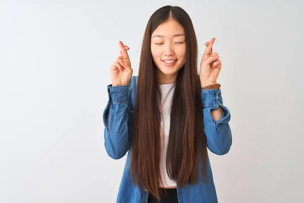 Junge Chinesin Jeanshemd Vor Isoliertem Weißem Hintergrund Gestikulierend Den Finger — Stockfoto