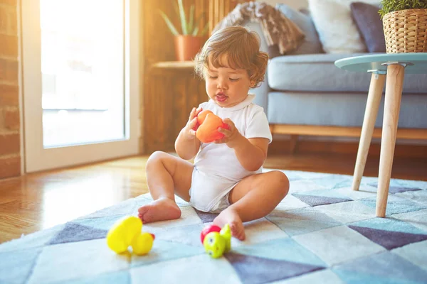 Красива Дівчинка Малюк Грає Іграшками Килимі — стокове фото